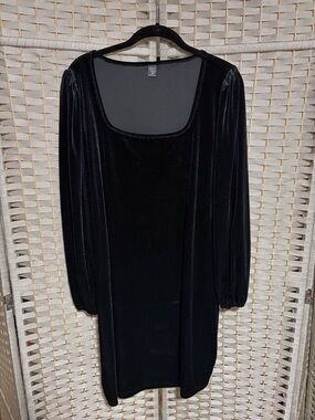 Black Velvet Long Sleeve Scoop Neck Bodycon Mini Dress